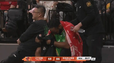 轰33分还是惨败！硬汉也止不住落泪，粤迷评论区落井下石，太讽刺
