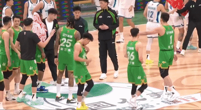 轰33分还是惨败！硬汉也止不住落泪，粤迷评论区落井下石，太讽刺