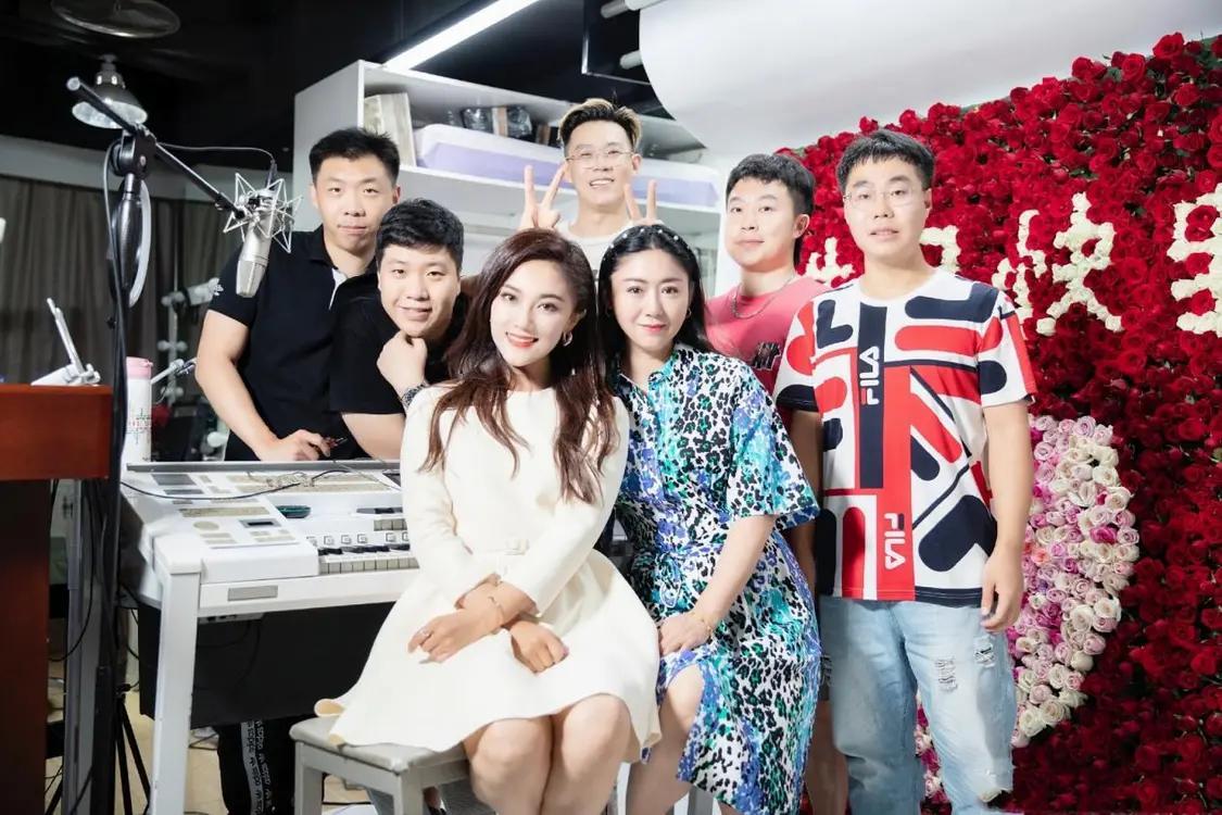 乐鱼官方入口-玖月奇迹离婚7年，王小玮近况曝光，43岁无婚无育，发福显老